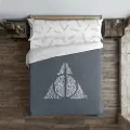 Play Fabrics Dynetæppe Med Knapper Relics-bogstaver Til 80 Seng 140x200 Cm