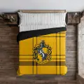 Play Fabrics Dynetæppe Med Knapper Hufflepuff Classic Til 150/160 Seng 240x220 Cm