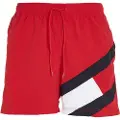 Tommy Hilfiger Tommy Hilfigertil mænd. UM0UM02048 Medium lang badedragt med logo og rød snor (L), Badetøj, Bæredygtig, Genanvendt nylon