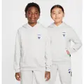 Nike LeBron Standard Issue Dri-FIT-basketballhættetrøje til større børn - grå