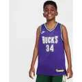 Nike Giannis Antetokounmpo Milwaukee Bucks Nike Dri-FIT NBA Swingman-trøje til større børn - lilla