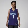 Jordan LaMelo Ball Charlotte Hornets Statement Edition Jordan Dri-FIT NBA Swingman-spillertrøje til større børn - lilla