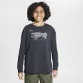 Nike Milwaukee Bucks Essential Nike NBA Max90-T-shirt med lange ærmer til større børn (drenge) - sort