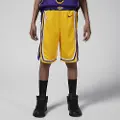 Nike Los Angeles Lakers 2023/24 Icon Edition Nike NBA Swingman-shorts til større børn (drenge) - gul