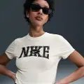 Nike Kort, slank Nike Sportswear-T-shirt til kvinder - hvid