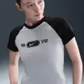 Nike Slank maskinstrikket Nike Sportswear Chill-T-shirt med grafik til kvinder - grå