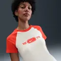 Nike Slank maskinstrikket Nike Sportswear Chill-T-shirt med grafik til kvinder - hvid
