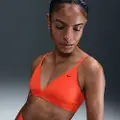 Nike Form Triangle-sports-bh uden indlæg og med stropper og let støtte til kvinder - rød