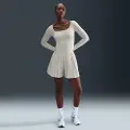 Nike Løse, plisserede Nike 24.7 PerfectStretch Dri-FIT-shorts med høj talje til kvinder - brun