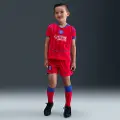 Nike Paris Saint-Germain 2025/26 Stadium Third Nike Dri-FIT Total 90 Football-sæt i tre dele til mindre børn - rød