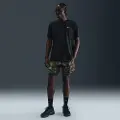 Nike Stride Dri-FIT-løbeshorts med indershorts (18 cm) og print til mænd - sort