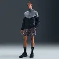 Nike Stride Dri-FIT-løbeshorts med indershorts (18 cm) og print til mænd - sort