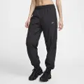 Nike Vævede Nike Sportswear Classic-joggers med UV-beskyttelse, en løstsiddende pasform og mellemhøj talje til kvinder - sort