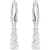Swarovski Stilla Attract Trilogy dr?begennemborede ?reringe med hvide krystaller p? en rhodineret indstilling med h?ngslet lukning