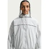 Nike Overgangsjakke 'CLUB ATHLETE' lysegrå / sort