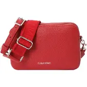 Calvin Klein Skuldertaske 'Logo Strap Pebble Grain Camera' cranberry