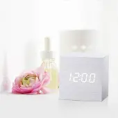 24hShop Vækkeur i Træ med LED-skærm - Hvid