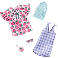 Mattel t?j 2 outfits dukke inkluderer en jordb?r-tryk kjole en tjekket kjole og top plus en jordb?r-dekoreret pung og hjerteformet solbriller gav
