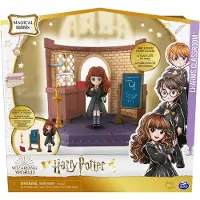 Spin Master Wizarding World Charms Classroom Magiske Minis Legesæt med en 3-tommers Hermione-dukke, svævefjer, tavle og tryllebog