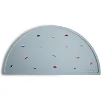 Mushie silikone d?kkeserviet til b?rn | BPA-frit skridsikkert design (retrobiler)