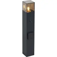 QAZQA Moderne udendørs pullertlampe sort med røgglas 50 cm med skumringssensor IP44 - Danmark