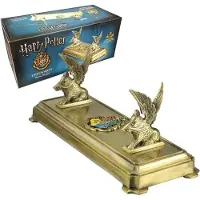 Noble Collection Hogwarts tryllestav-stativ tilbehør - trykstøbt metal med håndmalet emaljeret våbenskjold, 8-tommer display