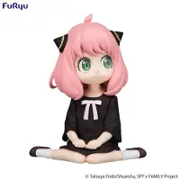 Furyu Spy × Family-figur Til Nudelskål Anya Forger Sidder På Gulvet Og Smiler 7 Cm