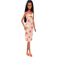Barbie Fashionistas dukke #233 med sort h?r if?rt ternet orange og lyser?de blomster midikjole med halsk?de og sandaler