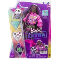 Barbie ekstra dukke og tilbeh?r med lyser?de striber brunette h?r i grafisk h?ttetr?je og plaid nederdel med Pet Panda