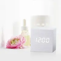 24hShop Vækkeur i Træ med LED-skærm - Hvid