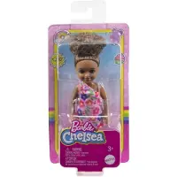 Mattel Barbie Chelsea-dukke (brunt kr?llet h?r) if?rt en-skulder-blomstret kjole og lyser?de sko Leget?j til b?rn fra 3 ?r og opefter